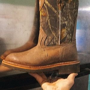 Women's size 6w camouflage work boots